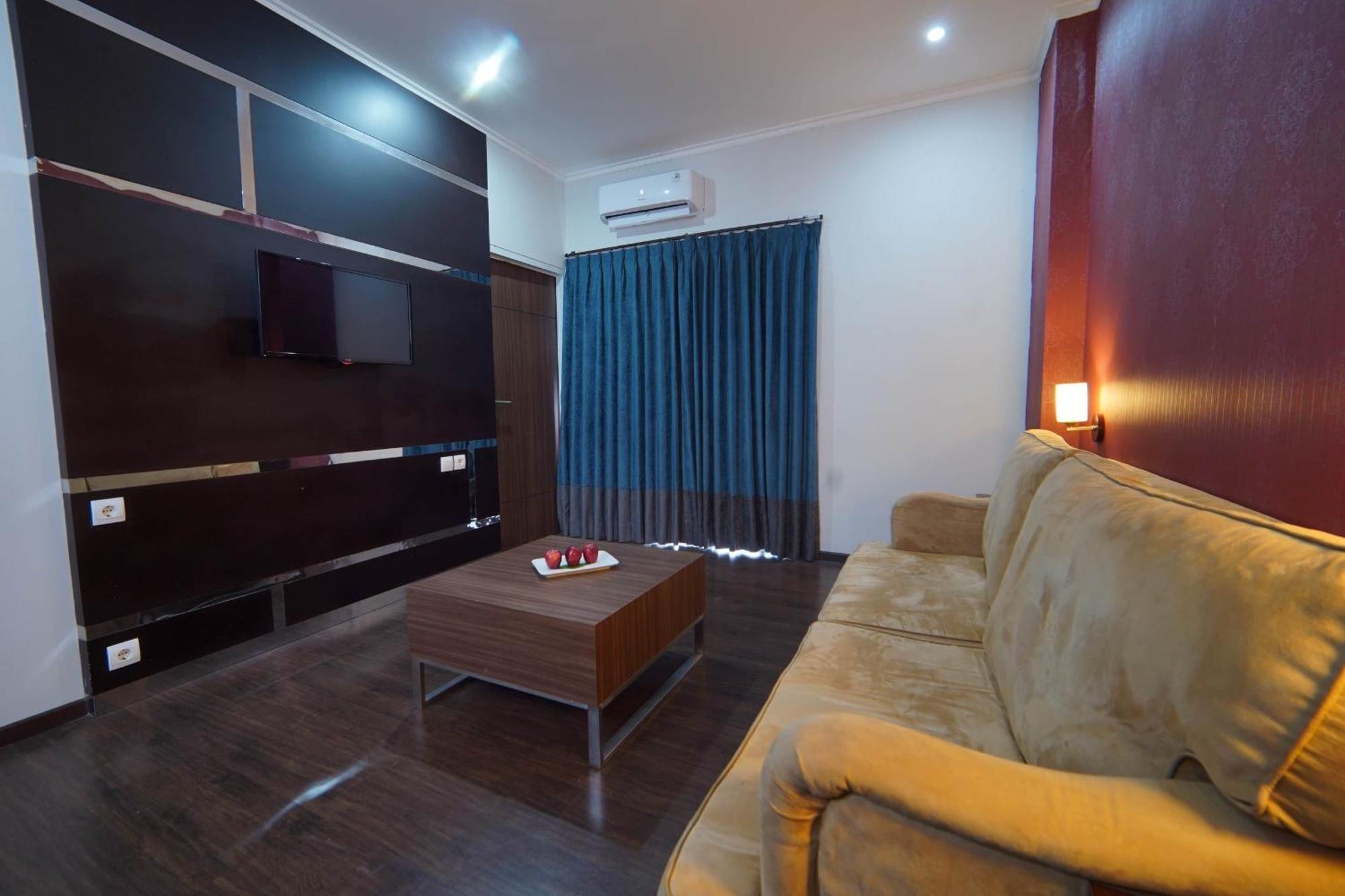 Noola Hotel Cilacap Exterior foto